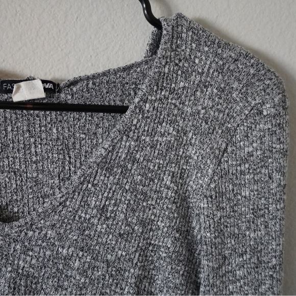 Hooded sweater knit crop top - Picture 2 of 3